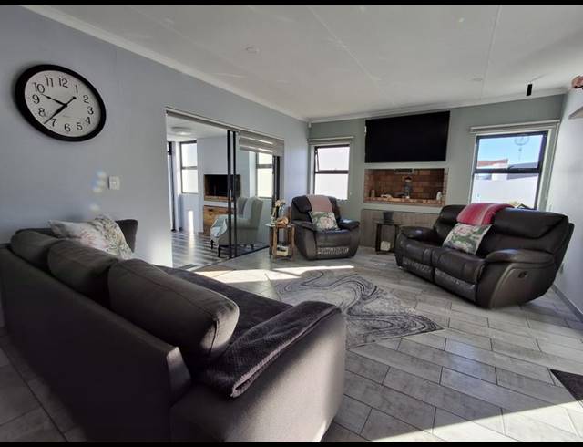 3 BEDROOM HOUSE FOR SALE IN GOLDEN MILE